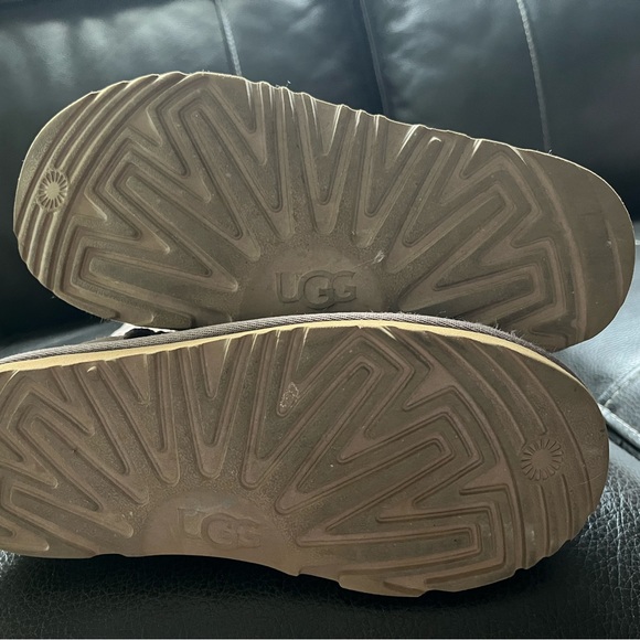 GIrls Size 4 UGG Boots - Picture 3 of 4